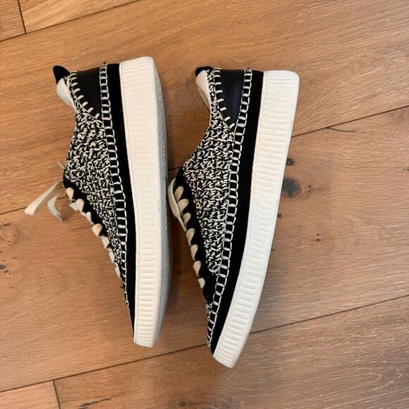 Dolce Vita Nicona Sneakers - Picture 9 of 10